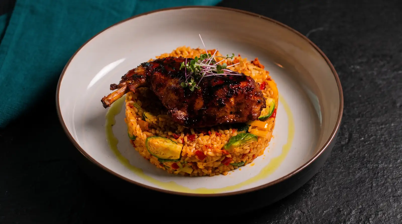 Pollo glaseado sobre arroz de vegetales